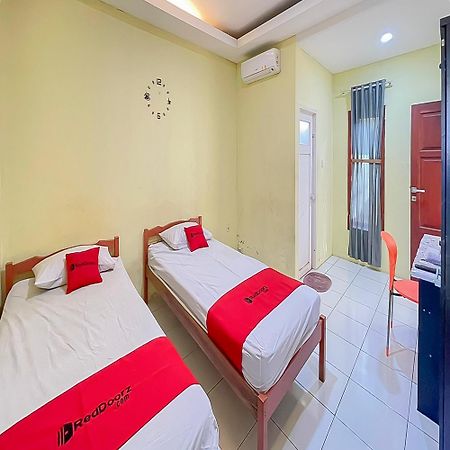 Hotel Reddoorz At Wahidin Street Cirebon Exterior foto