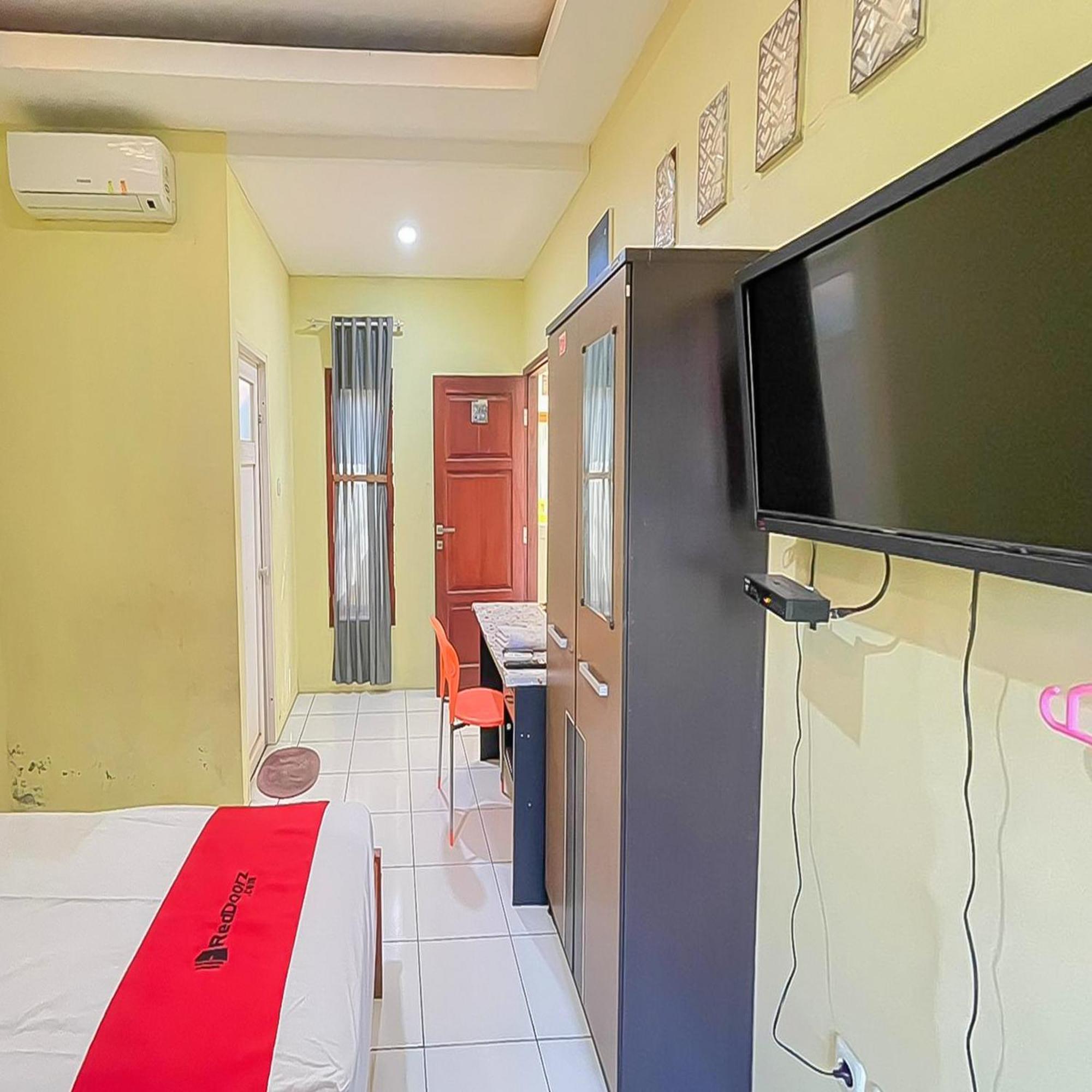 Hotel Reddoorz At Wahidin Street Cirebon Exterior foto