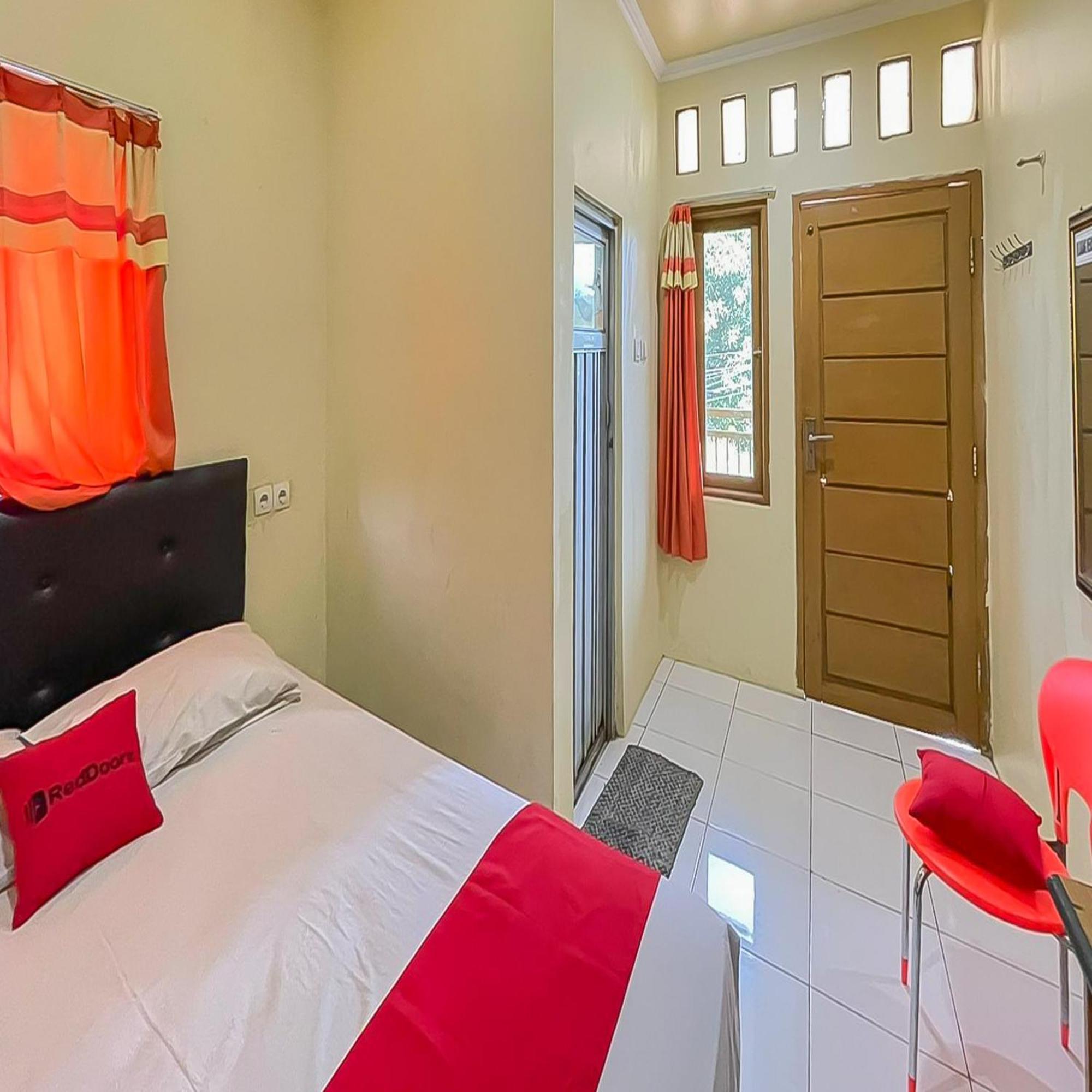 Hotel Reddoorz At Wahidin Street Cirebon Exterior foto